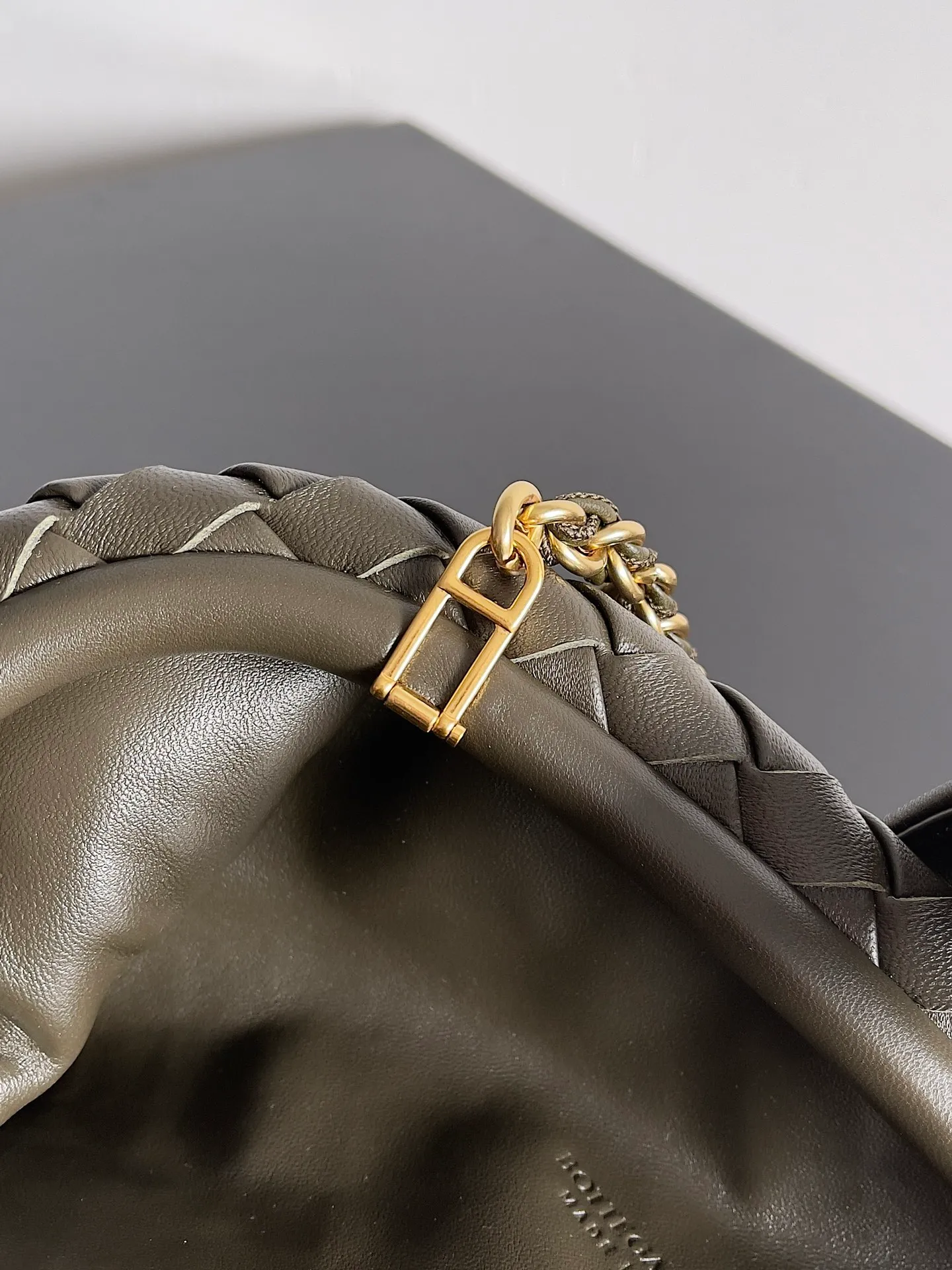 Batch 2260 BOTTEGA VENETA Lady's LAUREN CLUTCH Chain Clutch was inspired by 40 years ago. It is a perfect fusion of classic and modern bags. It is effortless and fashionable for any occasion and at any time. The newly added detachable metal chain allows people to have more ways to carry it. It is grand and elegant. Style No.: 785807 Size: 31.5*16.5*11cm